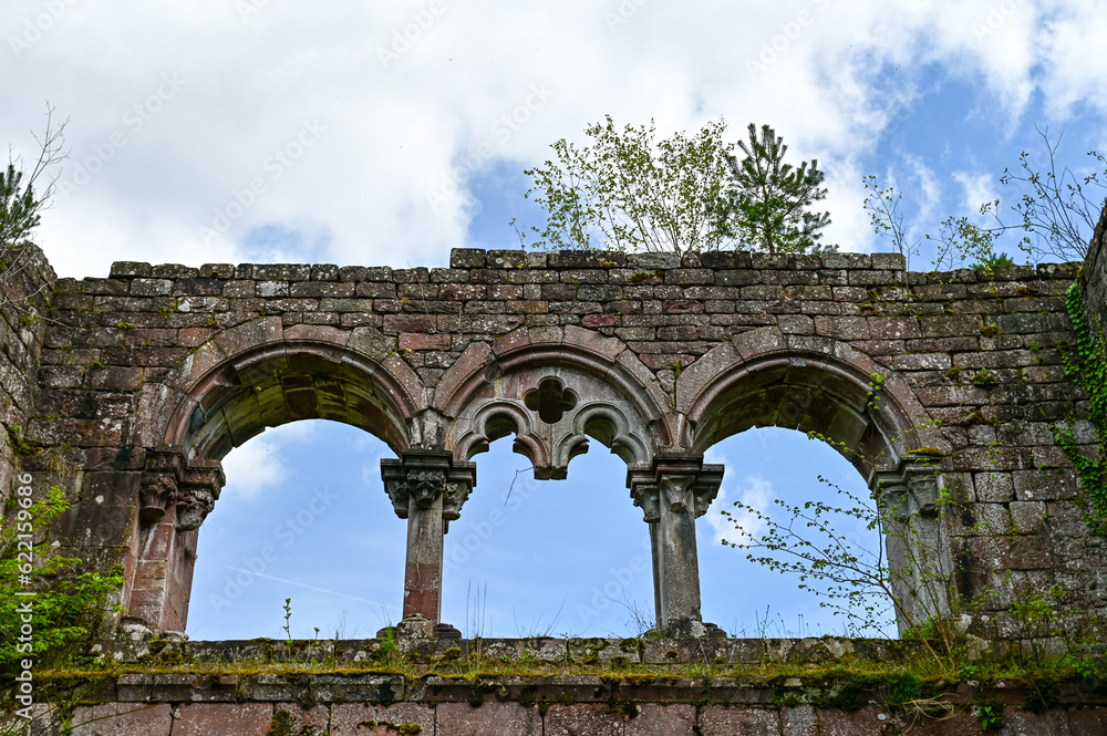 Burgruine Wildenberg, Historische Sehenswürdigkeit mit Burgmauer und Burgturm bei blauem Himmel bei Amorbach, Franken, Bayern, Deutschland Burgruine Wildenberg, Historische Sehenswürdigkeit mit Burgmauer und Burgturm bei blauem Himmel bei Amorbach, Franken, Bayern, Deutschland
