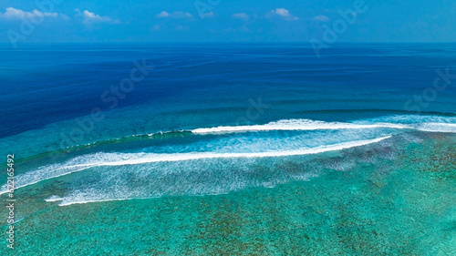 Fototapeta Naklejka Na Ścianę i Meble -  Summer tropical with Waves on the beach as a background