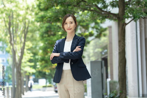 腕組をする日本人女性