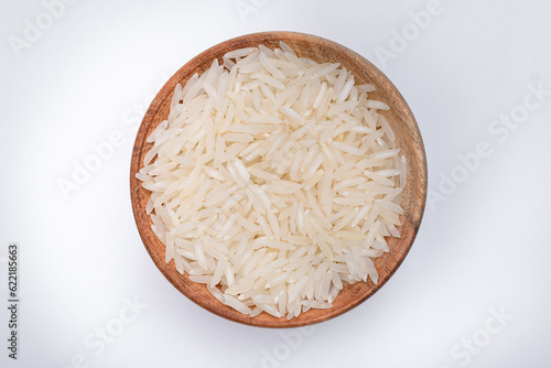 Ryż biały długoziarnisty surowy na białym tle