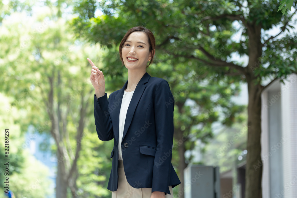 指差しをする日本人女性