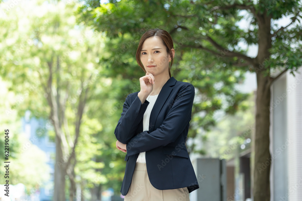考えるスーツを着た女性 考えるスーツを着た女性