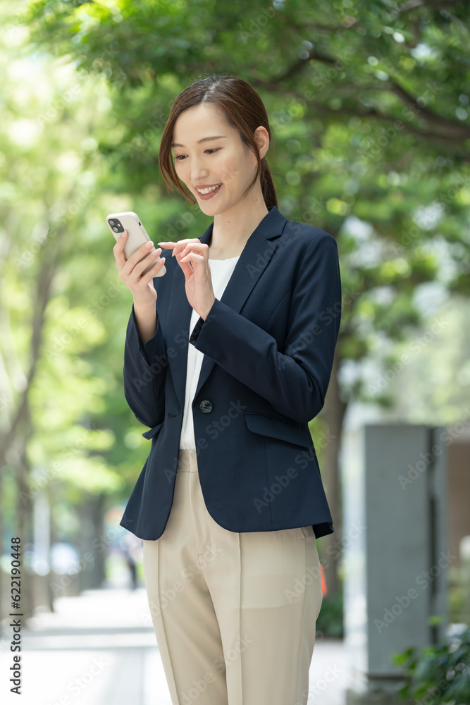 携帯を持つ日本人女性