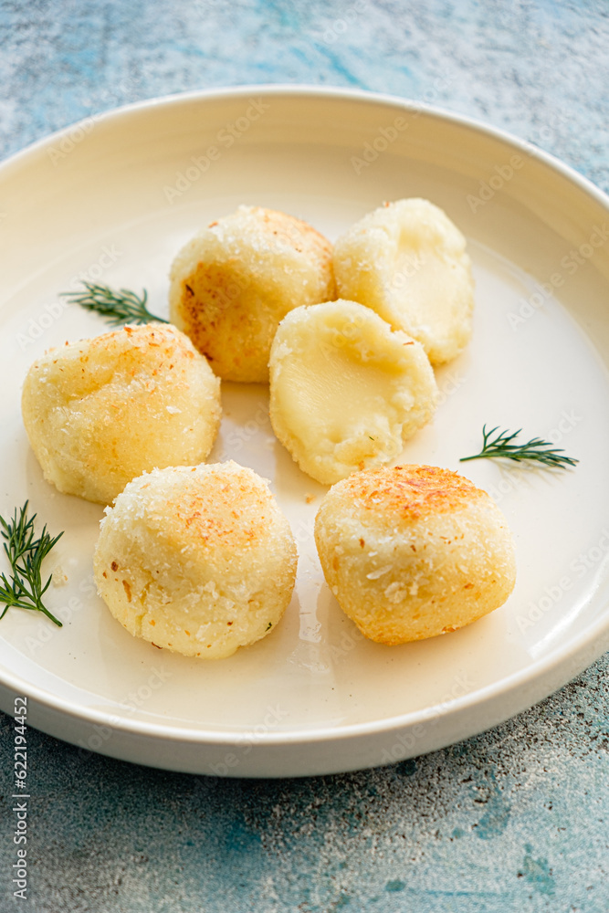 mozzarella balls with cream sauce mozzarella balls with cream sauce