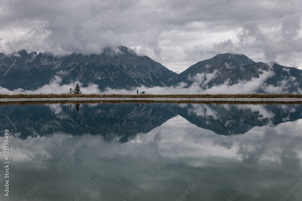 Alpensee mit Spiegelung