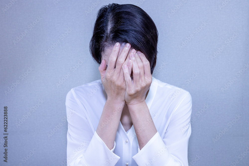 泣く女性 泣く女性
