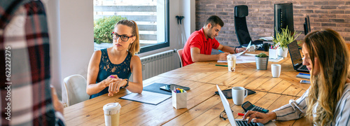 Fotografia Angry female manager discussing with man for coming late to office