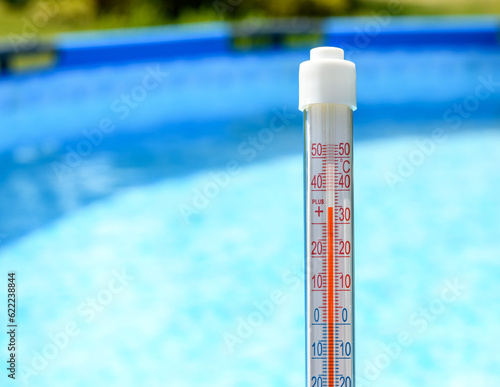 Biały termometr z podziałką, pokazujący 35 stopni Celsjusza, fala upałów 