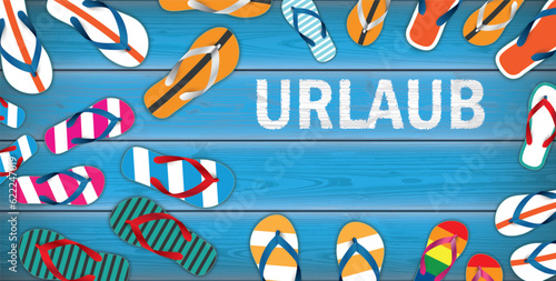 Blauer Steg mit bunten Flipflops und dem Wort Urlaub