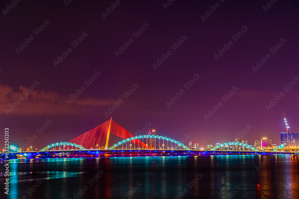 Fototapeta premium Dragon bridge at night