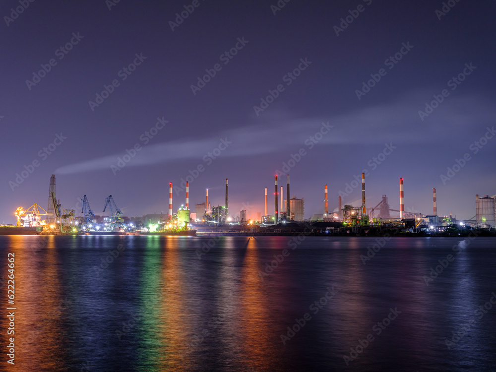 夜の工場と海