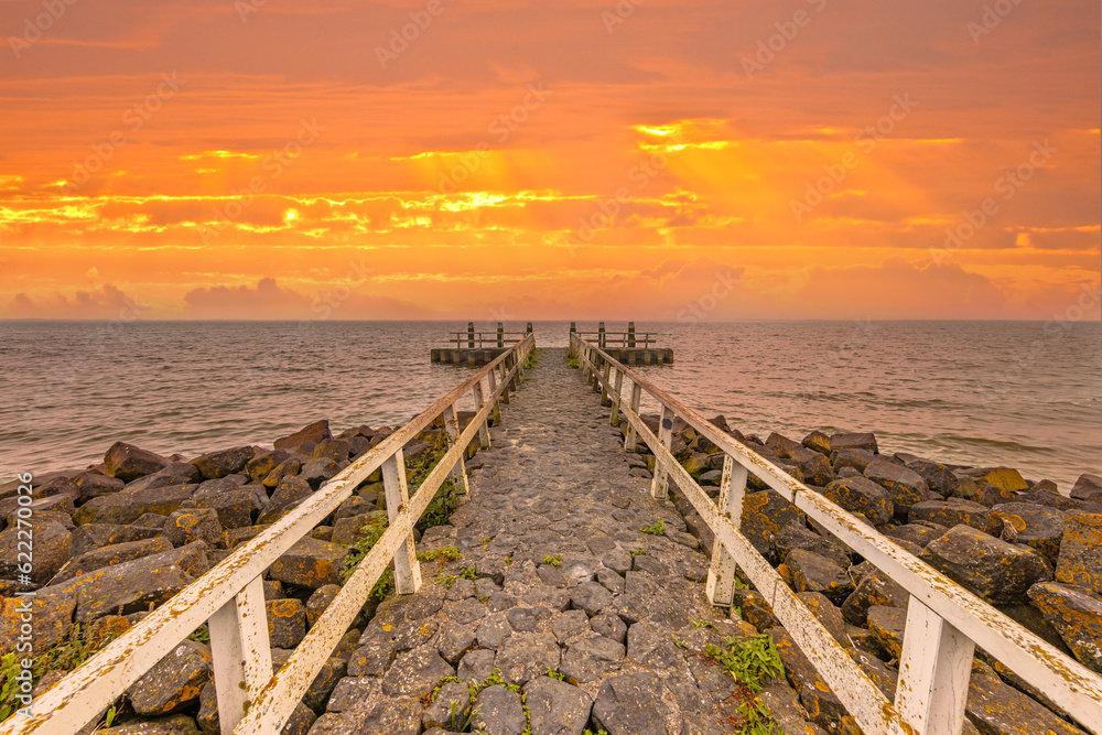 Obraz premium Pier in water of lake IJsselmeer