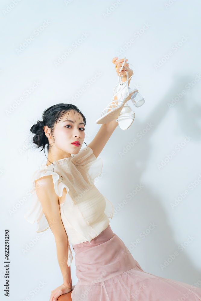 ハイヒールを持った女性のファッションポートレート