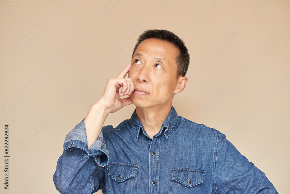 経営問題を悩む中年男性経営者の様子 経営問題を悩む中年男性経営者の様子