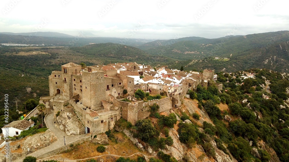 Luftaufnahme von Castillo de Castellar, mittelalterliche Stadt innerhalb einer Burg, Burgmauer in Andalusien, Castellar de la Frontera, Provinz Cádiz, Spanien