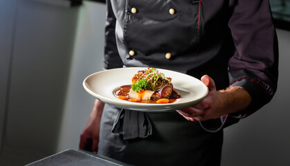 Papier peint photo Restaurant Plat gastronomique raffiné sur fond noir  © Uuganbayar