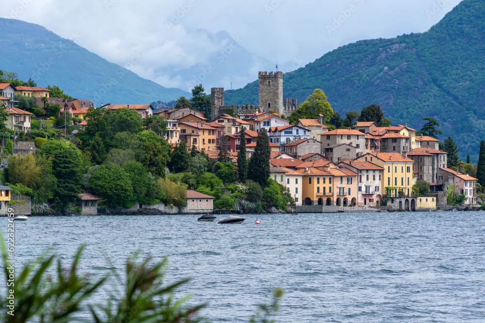Stadt und Landschaft bei Santa Maria Rezzonico, Comer See, Italien