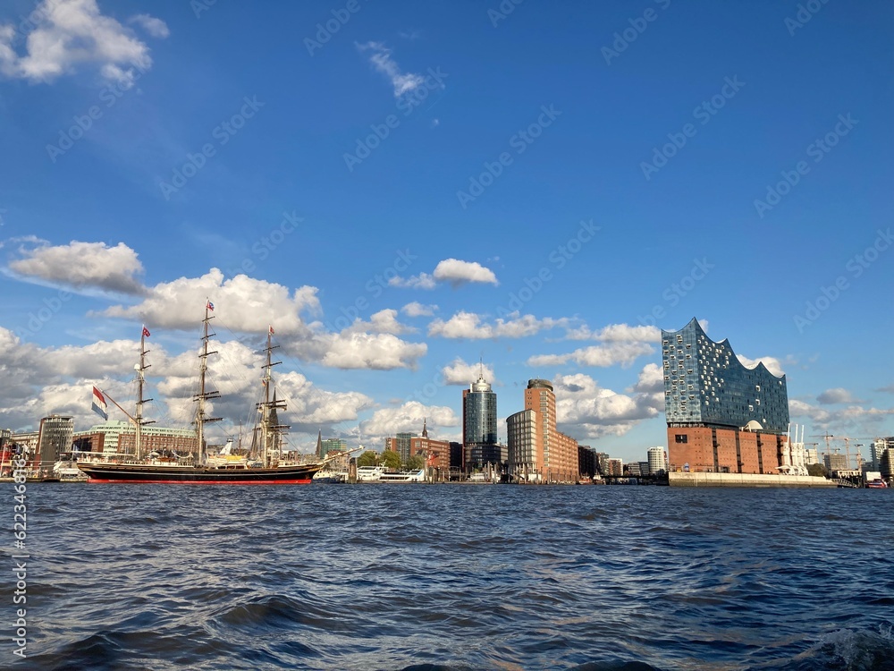 Elbphilharmonie im Hafen Hamburg