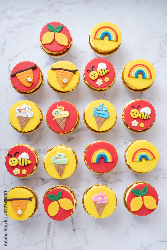 Bee and honey cupcakes decorations Bee and honey cupcakes decorations