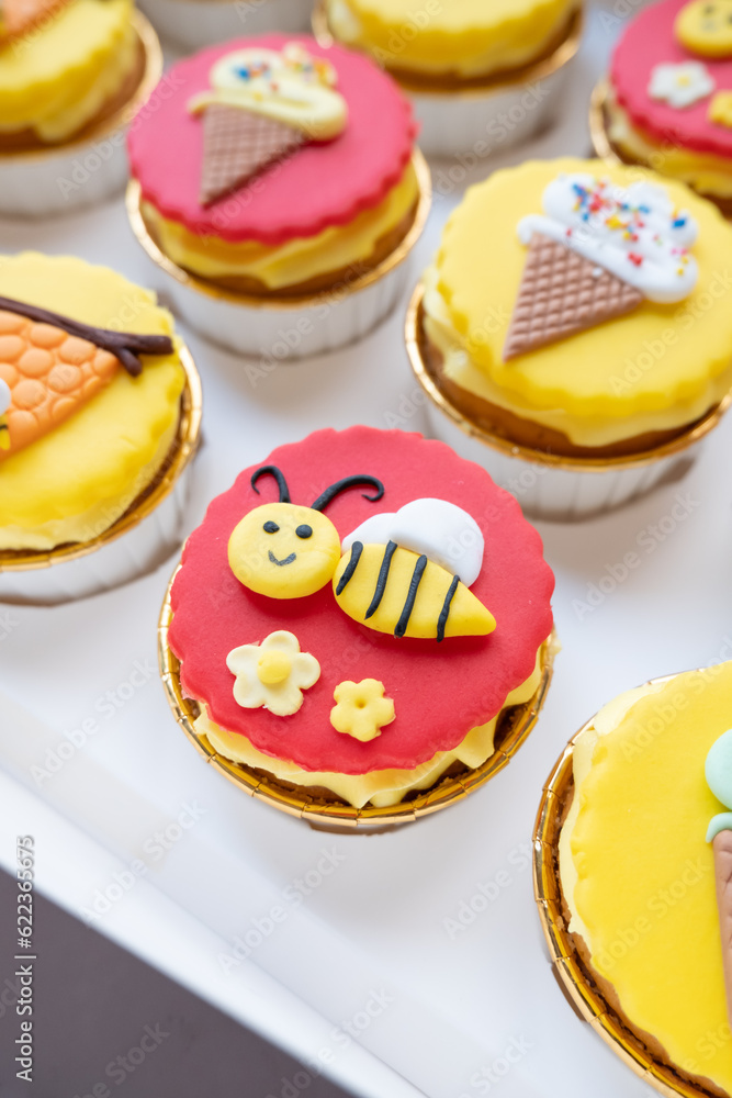 Bee and honey cupcakes decorations 