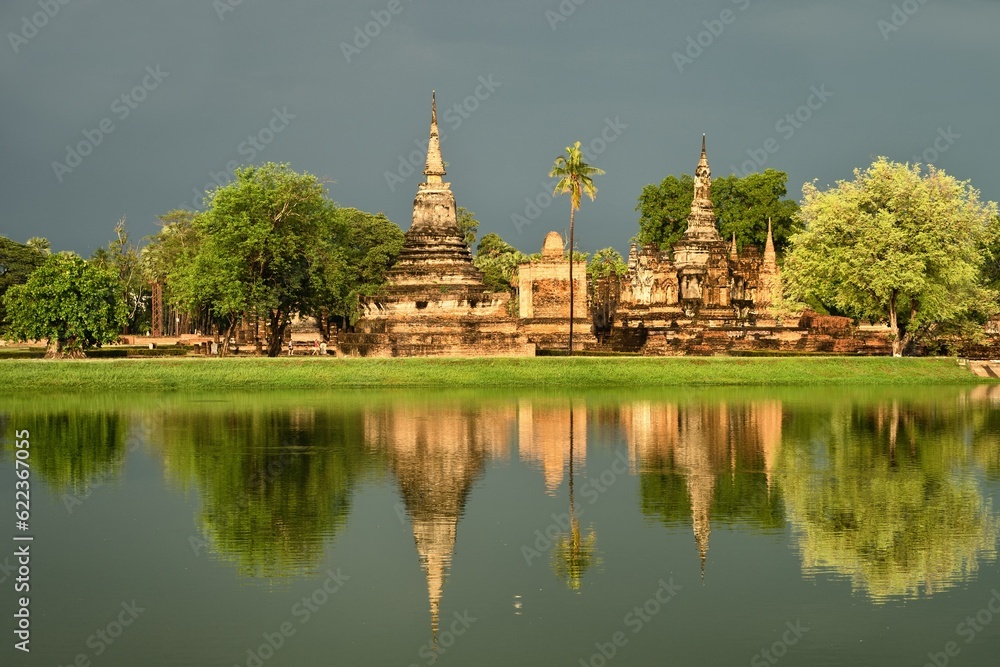 Naklejka premium Wat Sa Si at sunset Sukhothai old city architecture, Thailand.
