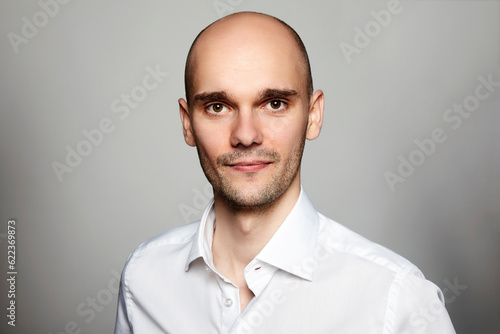 Fotografia Portrait of young man looking at the camera