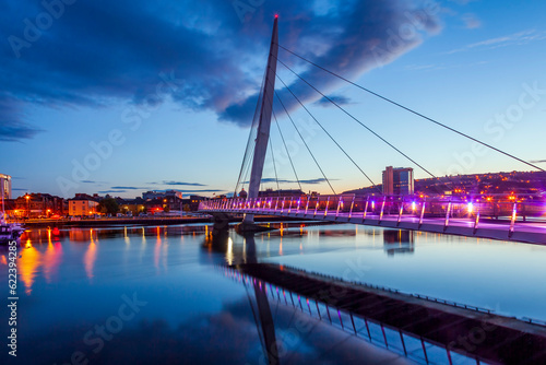 Fototapeta Blue hour reflections at the Sail Bridge on the River Tawe at the marina in Swan