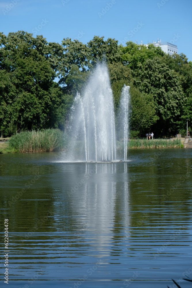 FU 2022-07-17 LeipzigT4 108 Im Park ist ein Brunnen mit Fontäne