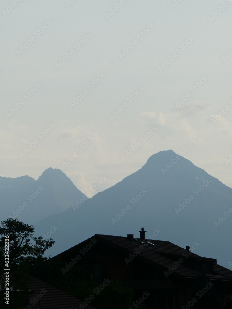 Φωτογραφία Late evening view of the Niesen mountain seen across rooftops in the fishing vil