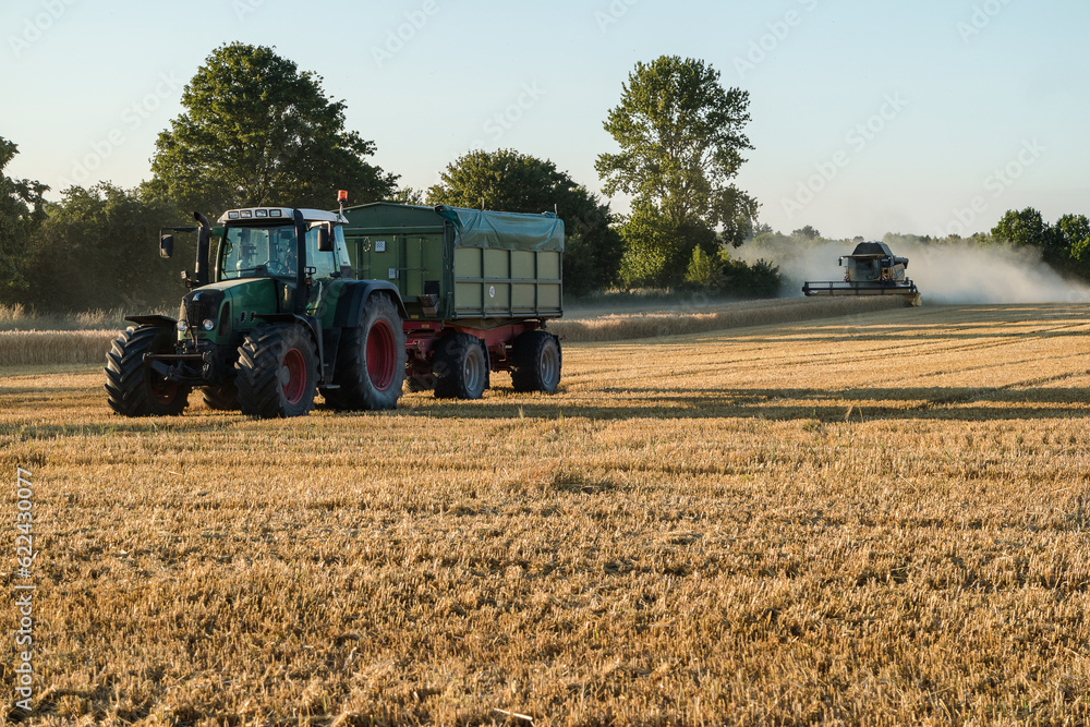 Obraz premium Gerstenernte mit Mähdrescher - Hannover Kronsberg