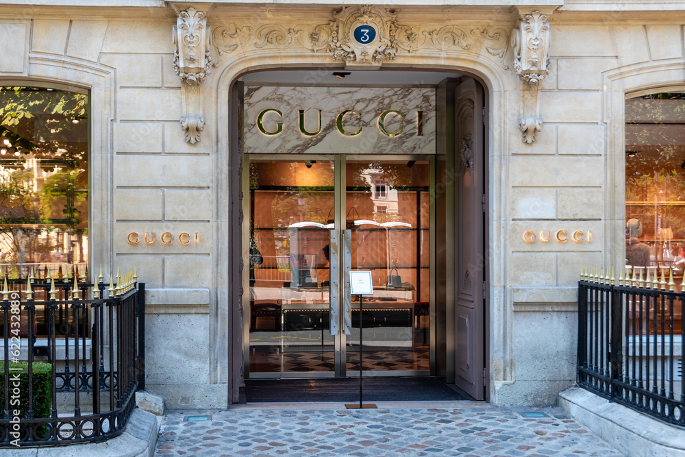 Paris, France - 11 juillet 2023: Vue extérieure d'une boutique Gucci dans  le quartier des Champs-Elysées à Paris, France. Gucci est une marque  italienne spécialisée dans la mode et le luxe foto