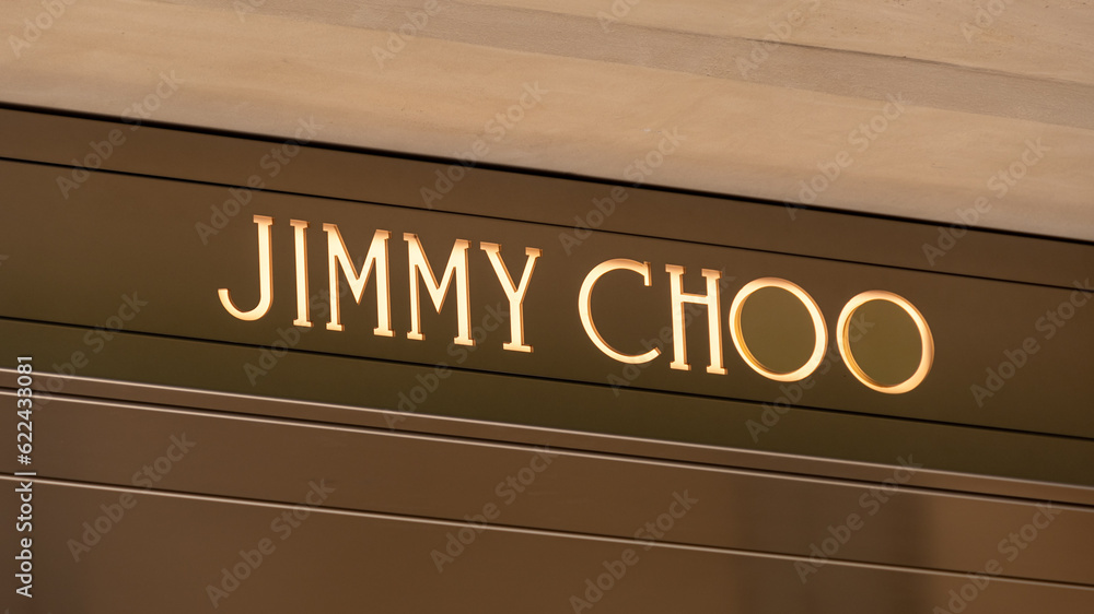 Paris France 11 Juillet 2023 Enseigne D Une Boutique Jimmy Choo