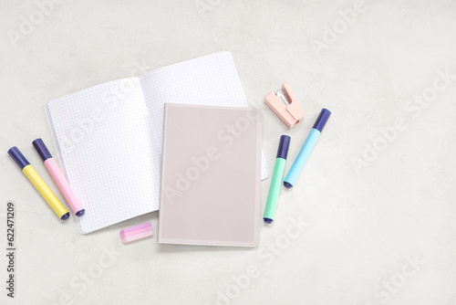 School supplies flat lay wi...