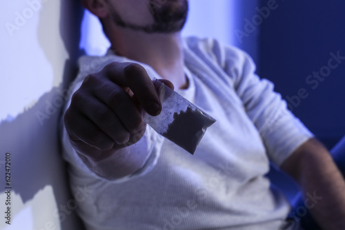 Male junkie with drugs in h...