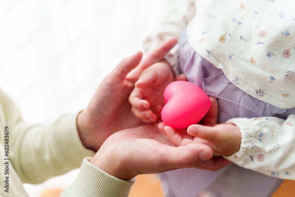 ハートを持つ親子の手元 ハートを持つ親子の手元