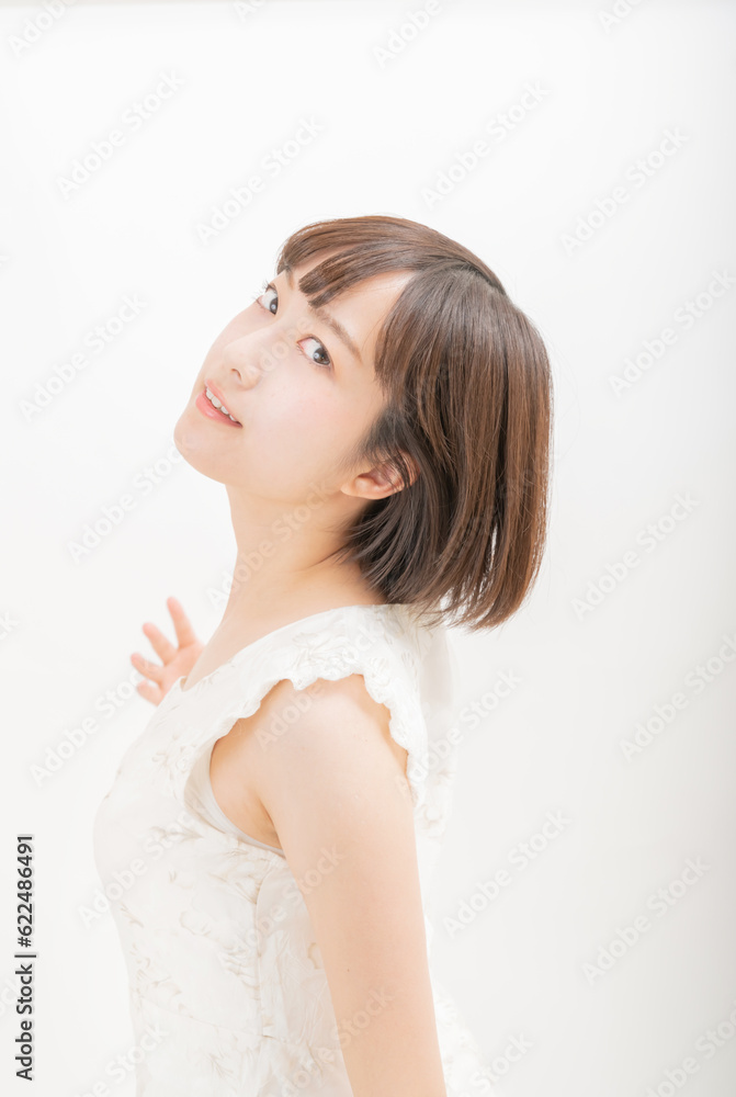 見つめる女性