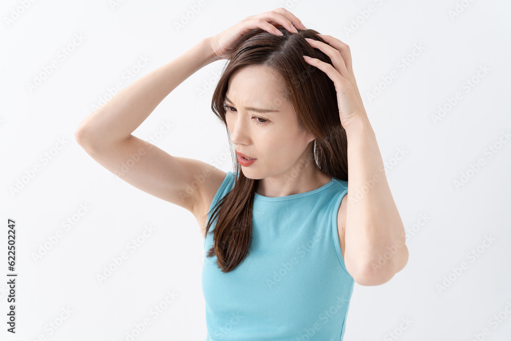 髪を気にする女性 髪を気にする女性