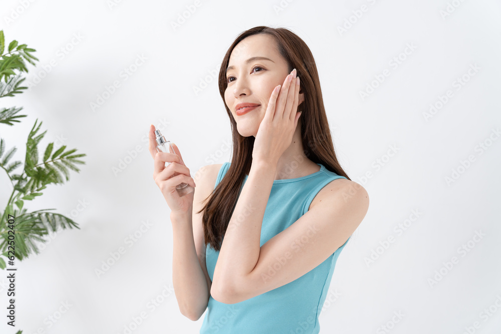 化粧水をつける日本人女性 化粧水をつける日本人女性