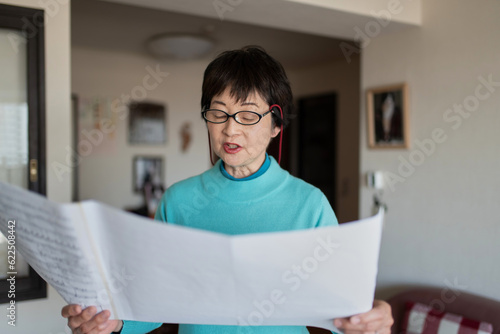 Photography 歌の練習をするシニア女性