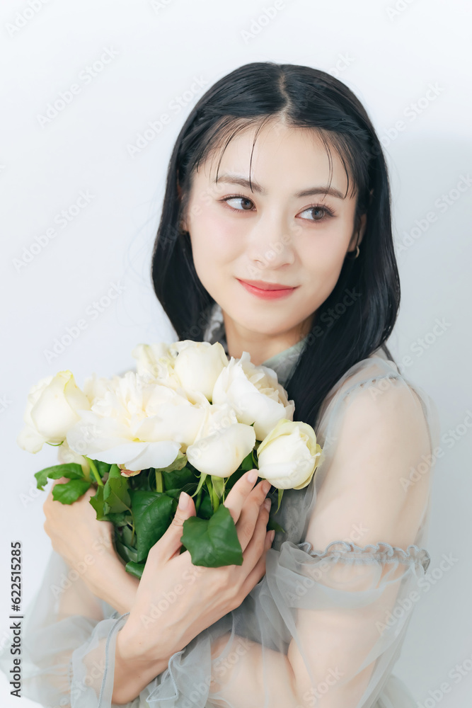 花束を持つ女性のポートレート