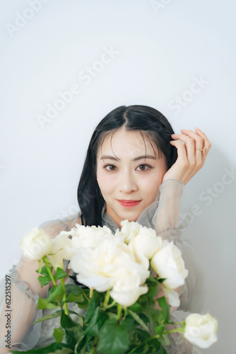 花束を持つ女性のポートレート