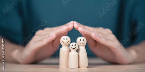 Foto Male hand icon Represents the protection and protection of family safety,Insuran