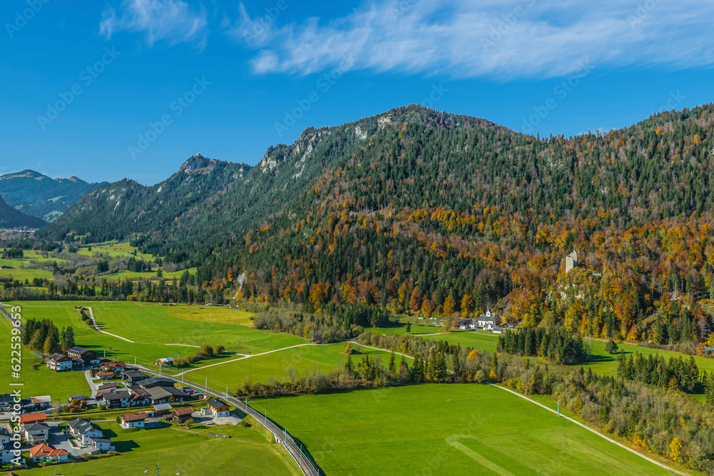 Vils in Tirol - Blick zum Falkenstein-Kamm an einem sonnigen Herbsttag