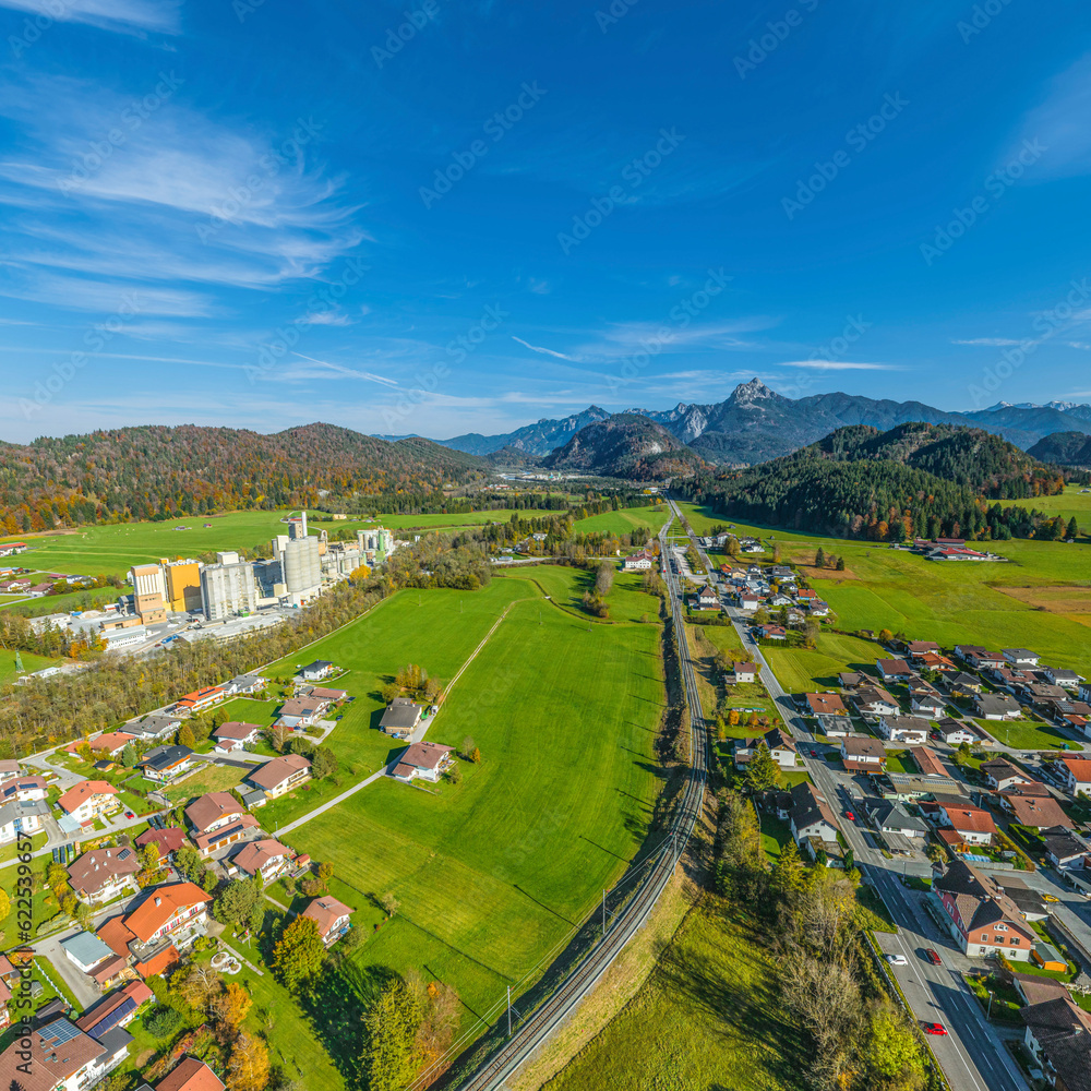 Blick über die kleine Stadt Vils in Tirol zum Säuling und ins Lechtal