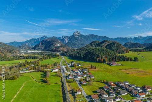 Herbstlicher Blick über die kleine Stadt Vils in Tirol zum Säuling