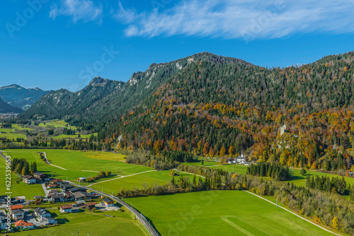 Vils in Tirol - Blick zum Falkenstein-Kamm an einem sonnigen Herbsttag