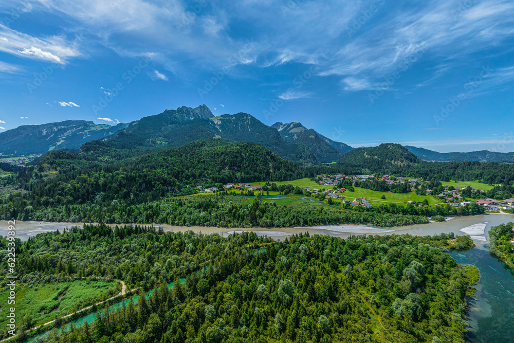 Ausblick auf das Tiroler Lechtal bei Pflach im Bezirk Reutte