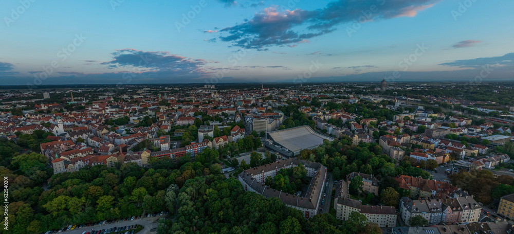 Panorama-Blick über Augsburg in der Abenddämmerung