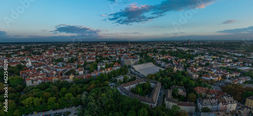 Panorama-Blick über Augsburg in der Abenddämmerung