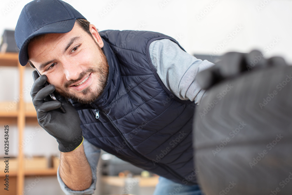 Obraz premium portrait of a mechanic at work in his garage